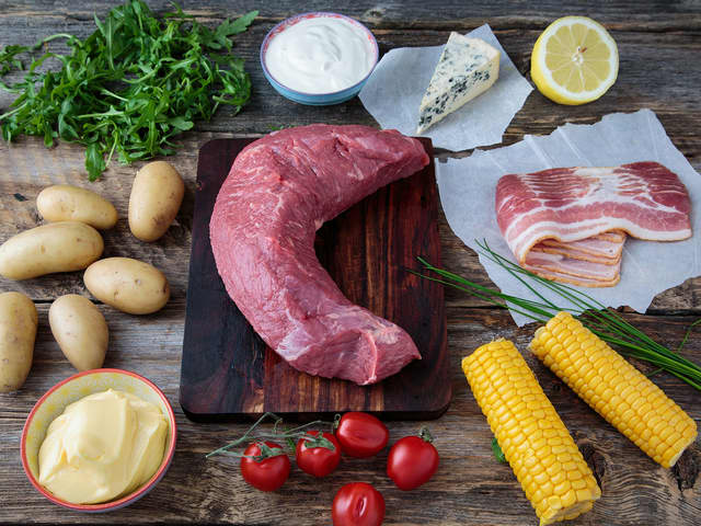 Finn frem alle ingrediensene. Kjøttet bør få ligge i romtemperatur i 30-60 minutter før det tilberedes.
