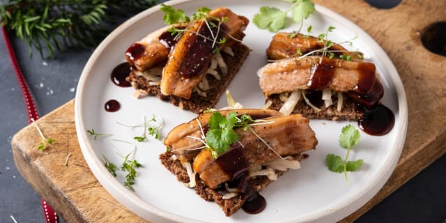 Ha litt kald surkål på brødet, og legg ribbebiter med saus over. Server som fingermat.