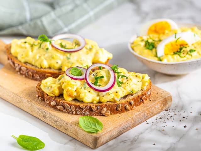 Tilsett eggene og rør inn i blandingen. Pynt med båter av egg på toppen ved servering og gjerne litt salat eller dill. Oppbevares i kjøleskap og har en holdbarhet på 4-5 dager