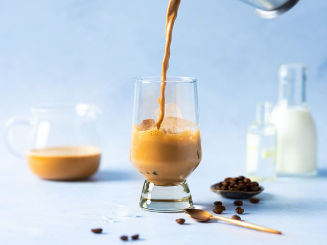 Fyll et glass med isbiter og hell kaffeblandingen over i glasset.