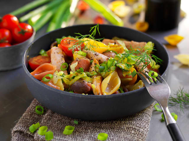 Pastasalat med strimlet svinekjøtt