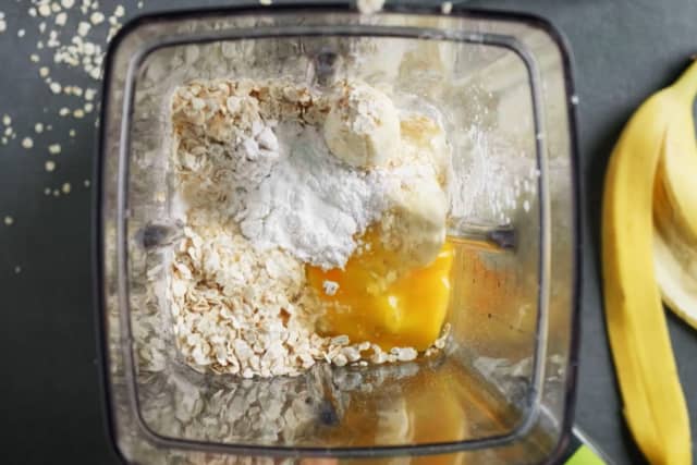 Del bananene i biter, og ha alle ingrediensene i en blender eller bakebolle. Bland godt sammen.