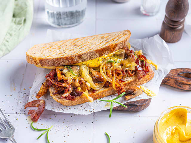 Sandwich med biffsnadder og smeltet ost