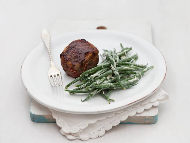 Baconsurret biff med aspargesbønnesalat