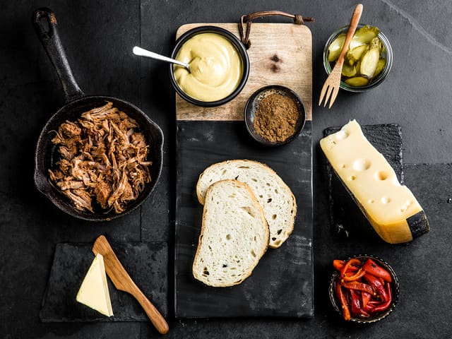 Ostesmørbrødet kan stekes både i stekepanne eller i et ostesmørbrødjern om du har det.