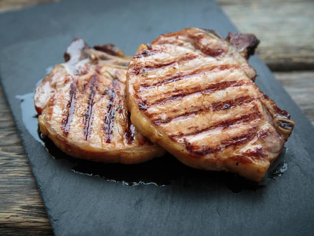 Pensle kotelettene med olje og grill dem 4-5 minutter på hver side. Salte og pepre forsiktig, og la dem hvile et par minutter før servering.