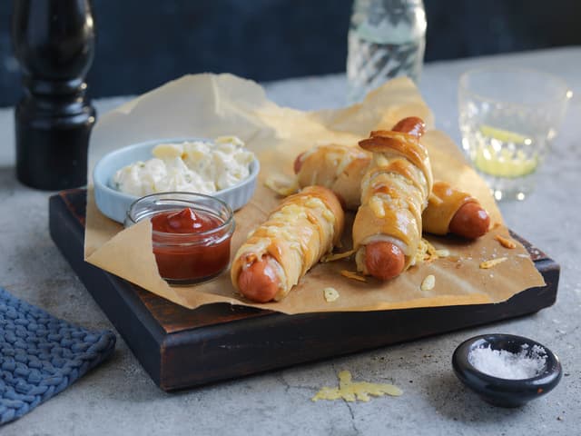 Innbakte pølser med revet ost