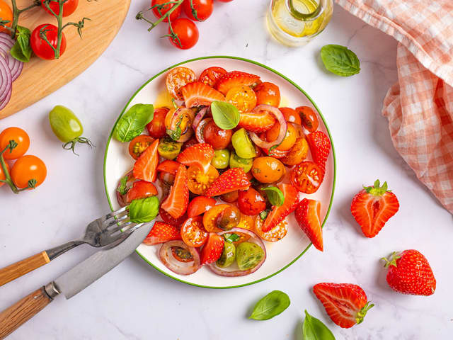 Tomat- og jordbærsalat