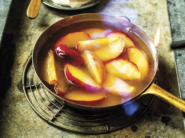 Flamberte epler med vaniljemascarpone