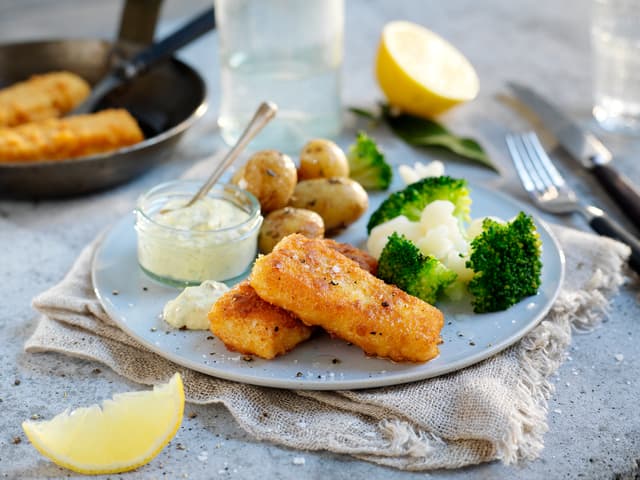 Fiskepinner med poteter og brokkoli