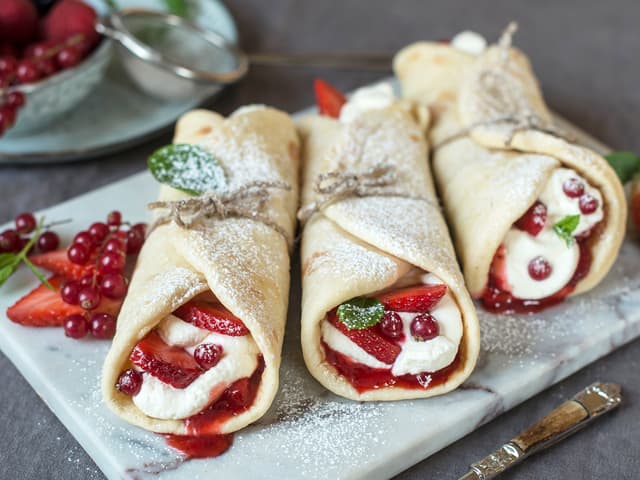 Fastelavnswraps med vaniljekrem og friske bær