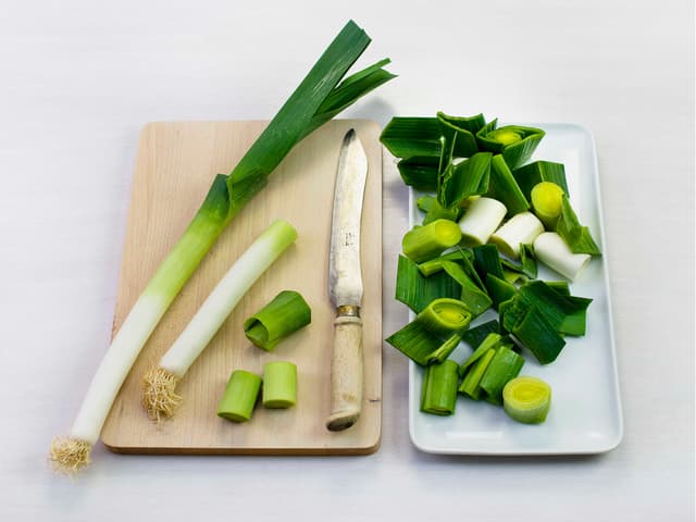 Smelt smør i en medium varm panne, og stek kål og purre til den er myk og blank. Det tar ca 5 minutter.