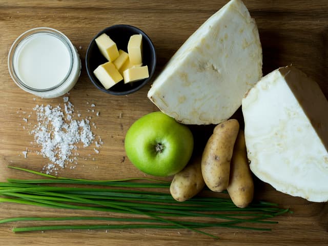 Rens og skrell sellerirot og poteter. Skjær alt i små biter og fres bitene i 2 ss smør i en kjele i 2 minutter. Tilsett kyllingkraft og fløte eller melk.