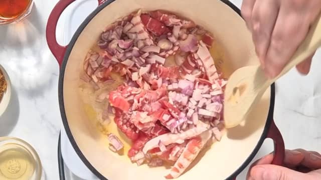 Reduser varmen til medium-lav, og tilsett finhakket sjalottløk i samme kjele. Stek under omrøring til løken er karamellisert, det tar ca. 15 minutter.