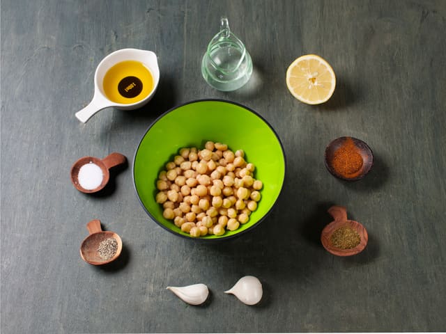 **Lag hummus:** Skyll kikerter og kjør med hvitløk, krydder, vann og olivenolje til hummus i en blender. Smak til med sitronsaft, salt og pepper.