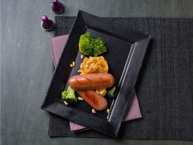 Røkte kalkun- og kyllingpølser med rotmos og pinjekjerner