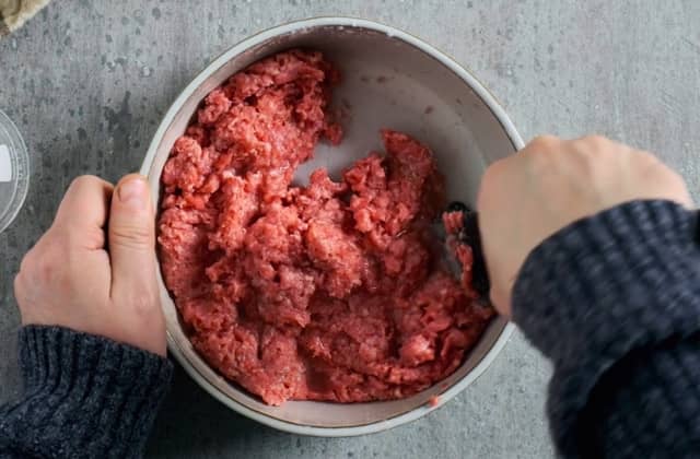 **Elgkarbonader:** Rør inn salt i kjøttdeigen til den blir seig. Bland så inn potetmel, hvetemel, knuste einebær, tørkede kantareller og krydder. Tilsett egg og bland godt.