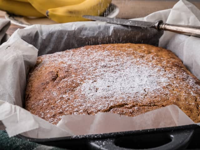 **Sjokoladekrem:** Server kaken med sjokoladekrem (bør lages dagen før). Hakk opp 300g mørk sjokolade (bruker du melkesjokolade må du ha 400g) og ha i en bolle.