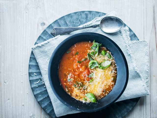 Chunky tomatsuppe med chili og basilikum