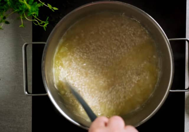 Ha i hvitvin og la koke til det meste av juicen er kokt inn.