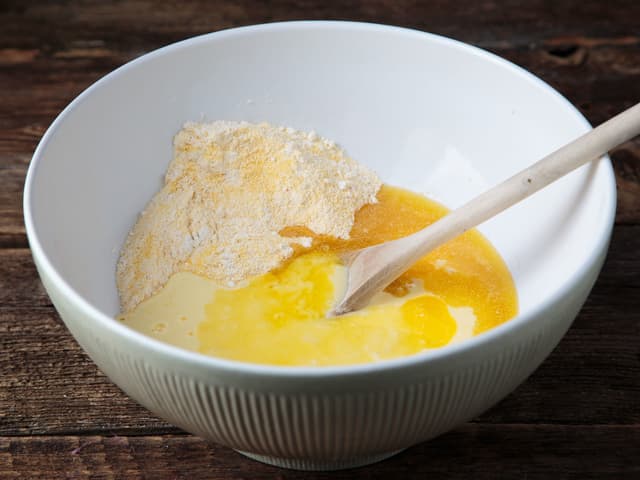 Bland smørblandingen med de tørre ingrediensene, og rør godt til du har en klumpfri røre.