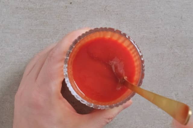 Rør ut tomatpureen i vannet og hell den i kasserollen. Bland godt og la koke i 10 minutter.