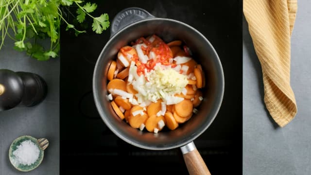 **Gulrotsuppe:** Varm oljen i en gryte og fres løk, hvitløk, chili, gulrot og ingefær et par minutter under omrøring. Løken skal bli blank uten at den får farge.