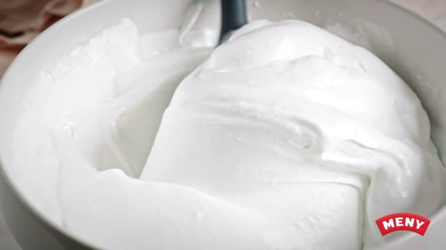 Ha i sukkeret litt og litt mens du pisker for ekstra luftig krem. Vend inn hvitvinseddik og maizena til slutt.