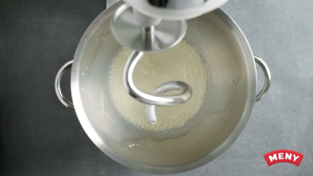 **Bolledeig:** Bland melk og fersk gjær i en bolle. Tilsett så egg og bland sammen.