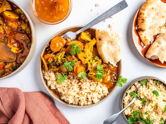 Server grønnsaksgryta med nykokt ris eller couscous, naan brus og mango chutney. Topp med frisk koriander før servering.