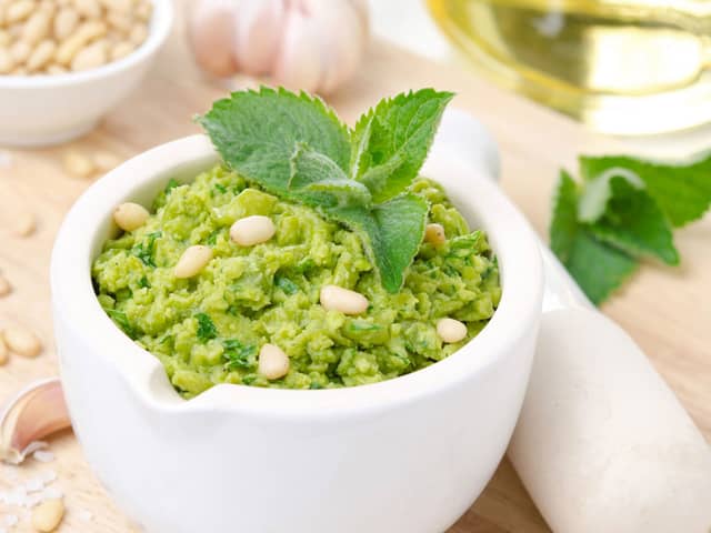 Mynte- og korianderpesto