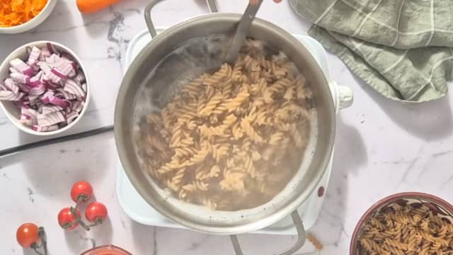 **Pasta:** Mens rotgrønnsakene er i ovnen koker du pasta. Ha pasta og litt salt i kokende vann, og la koke i 6-7 minutter til pastaen er al dente, det vil si at den fortsatt har litt tyggemotstand. Hell av vannet.
