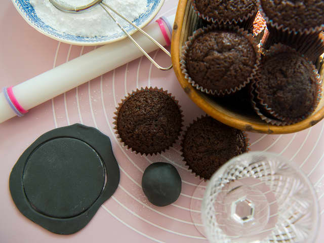 Frosting med kremost: Visp melis og smør sammen på lav hastighet. Tilsett kremost, og visp til å begynne med på laveste hastighet. Visp til kremen er lett og luftig - minst 5 min.