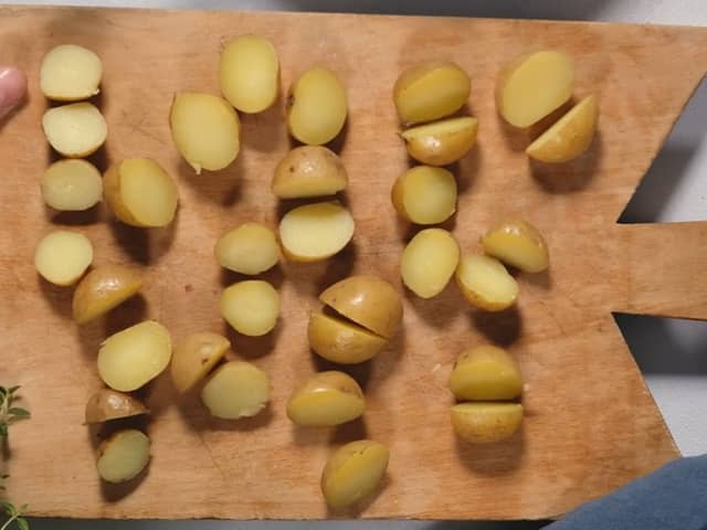 **Poteter:** Del potetene i to, og ha i ildfast form. Dryss over olje, salt pepper og timian. Sett i ovnen på 180 grader i 20 minutter.