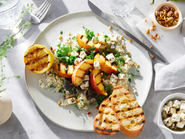 Couscoussalat med nektariner, ost og mynte