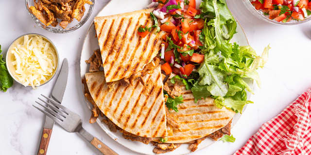 Del quesadillasene i to, og server med pico de gallo og friske salatblader.