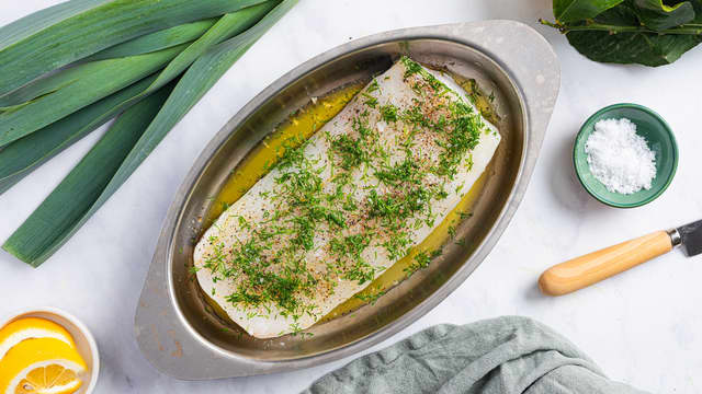 Ha litt olivenolje i en ildfast form. Legg skreiloinen i formen og ringle over litt mer olivenolje. Dekk fisken med 4 ss finhakket dill, og krydre med salt og pepper.