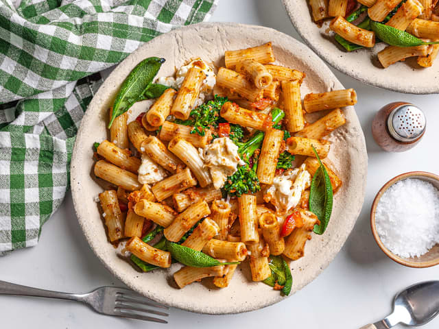 Pasta med rød pesto og mozzarella