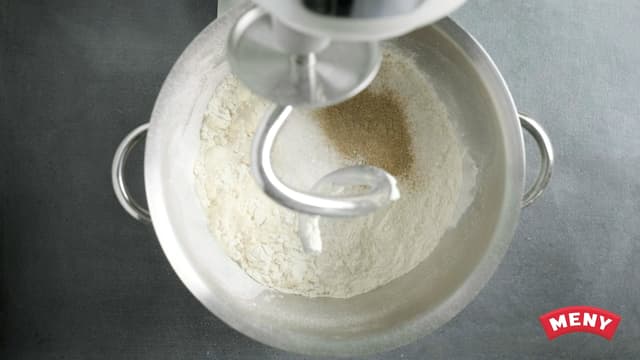 **Bolledeig:** Ha melk og egg i en bakebolle og smuldre i gjæren. Bland sammen til gjæren er løst opp.