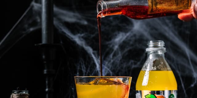 Topp hver drink med 2 ss jordbærsirup.