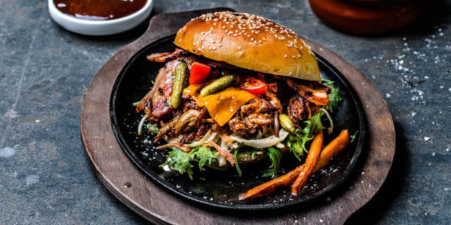 **Servering:** Bland litt BBQ-saus inn i kjøttet. Server i burgerbrød med coleslaw og ekstra barbecuesaus.