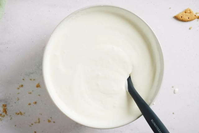 Pisk fløten til løs krem i en kjøkkenmaskin før du har i lettrømme, melis og kremost. Pisk i 3 minutter.