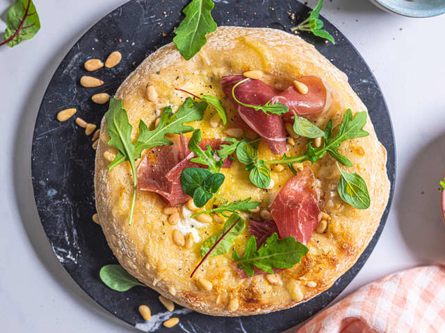 Hvit pizza med spekeskinke og trøffelolje