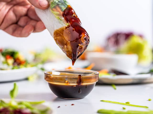 Server gjerne sommerrullene med peanøttsaus eller hoi sin saus til å dyppe i.
