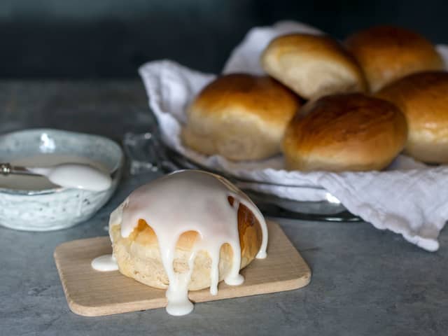 Server ferske boller med melisglasur, syltetøy, brunost, eller spis dem som de er.
