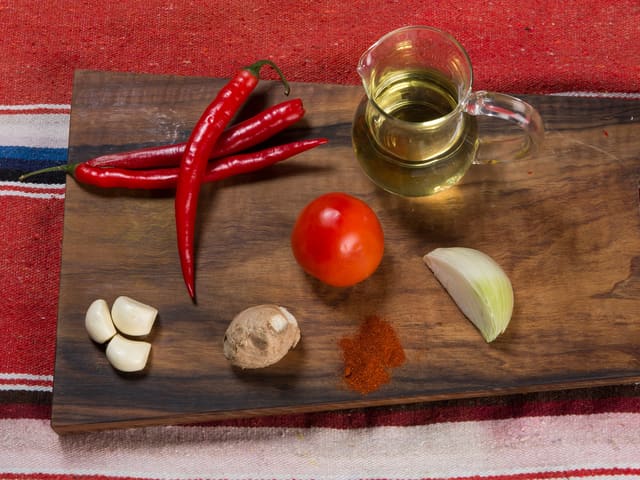 Finhakk chili, hvitløk, løk og ingefær og fres i oljen sammen med paprikapulveret.