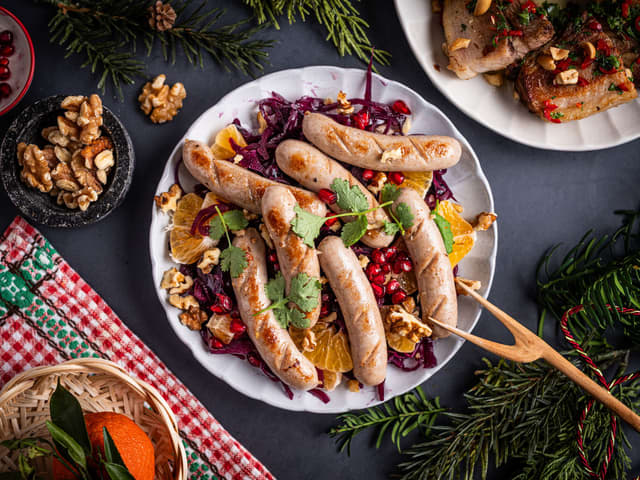 Chilistekte sosisser i rødkål- og klementinsalat