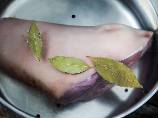 Kok svinekjøttet i vann tilsatt laurbærblad, til det er mørt. Det tar ca. 1,5-2 timer under lokk.