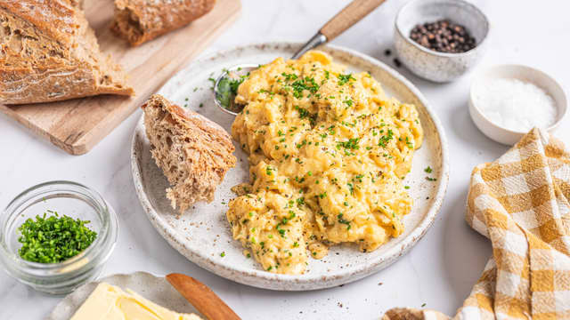 Server på ferskt brød, gjerne med røkelaks eller spekeskinke.