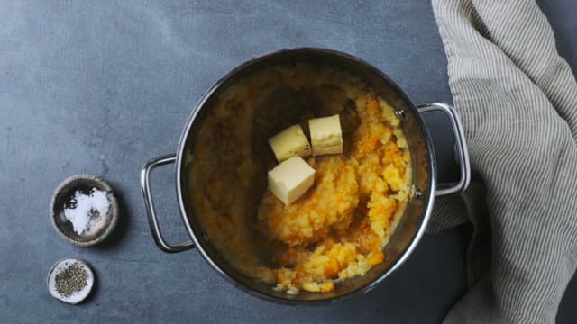 Hell av kokevannet og mos grønnsakene. Tilsett smør og smak til med salt og pepper.